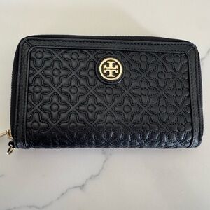 Tory Burch wallet Black zippered closure
